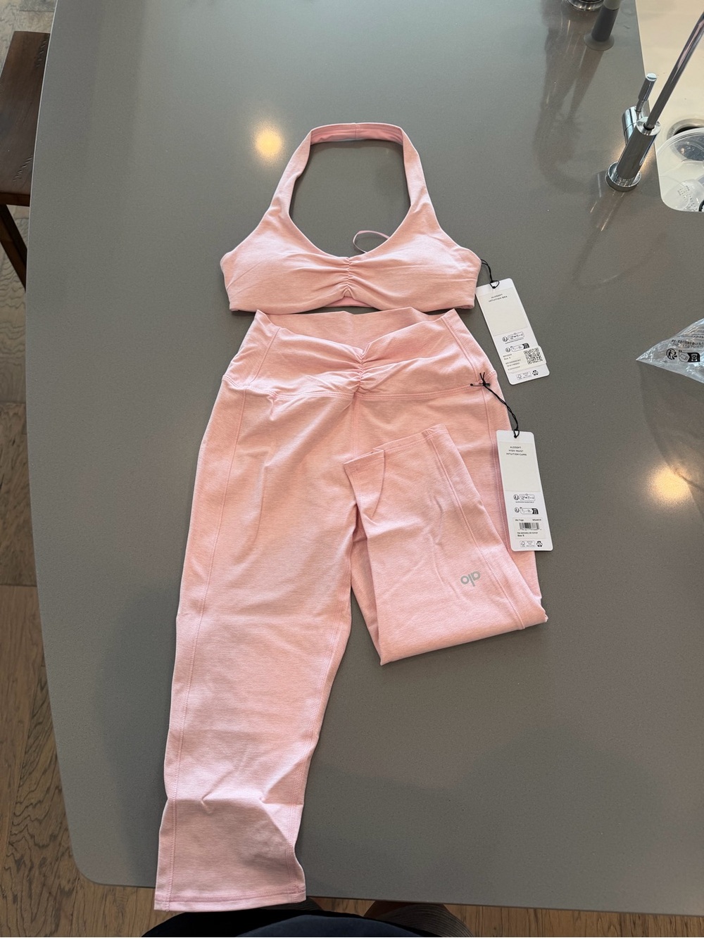 ALO pink High-Waist capris and Bra Set